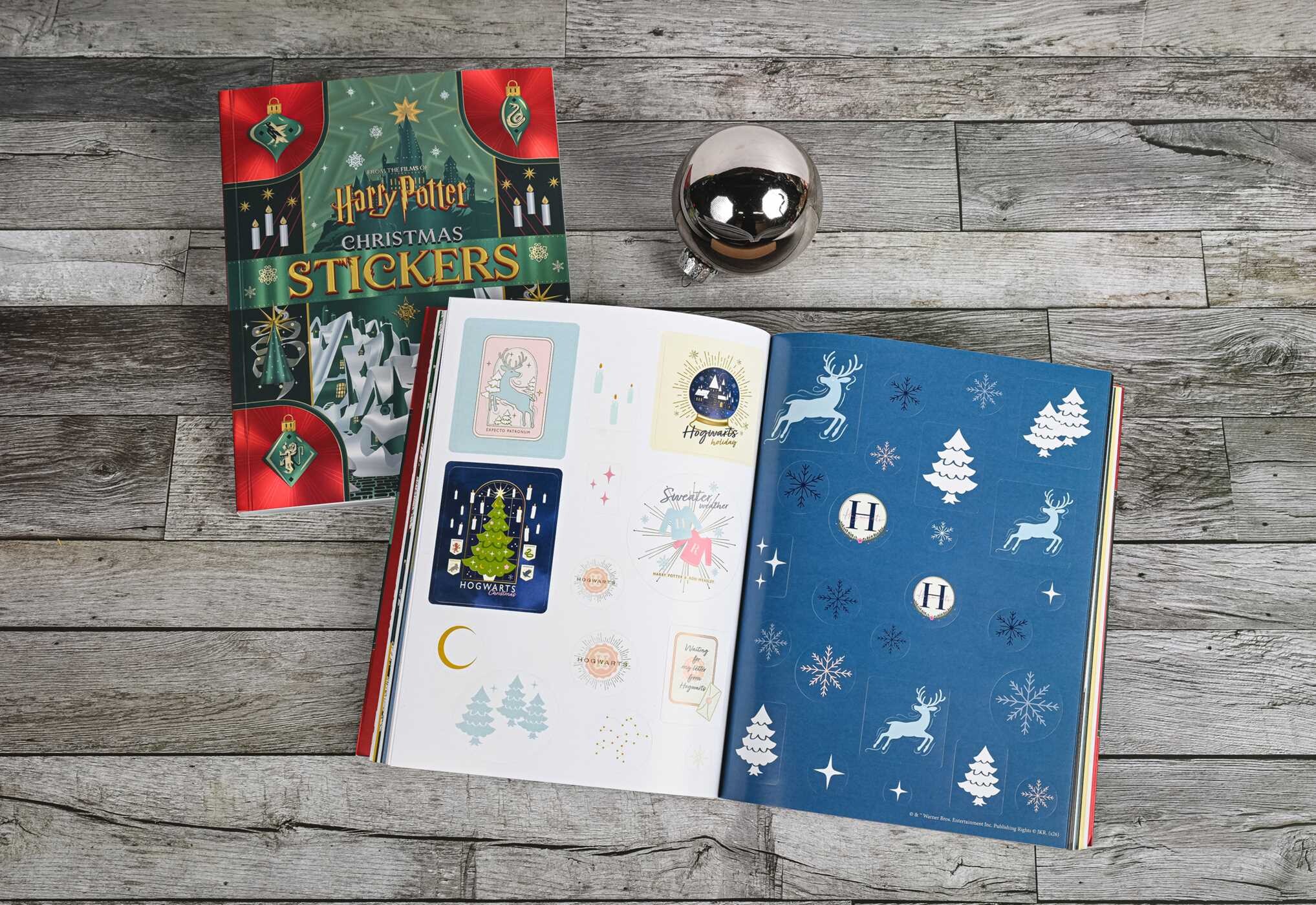 Harry Potter Christmas Stickers - Sticker Book for Teens and Adults, Christmas Sticker Book, Officially Licensed (Harry Potter)