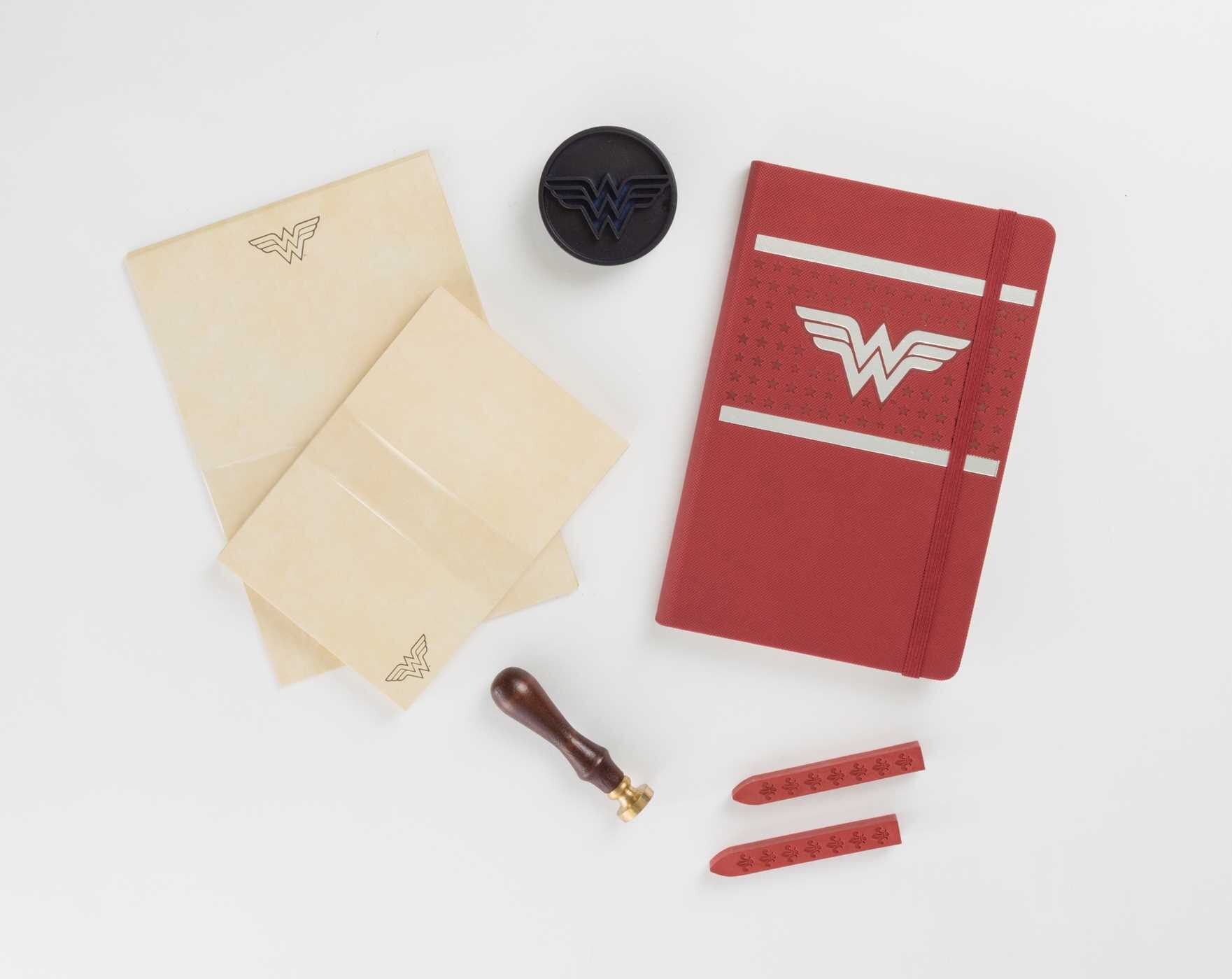 DC Comics: Wonder Woman Deluxe Stationery Set